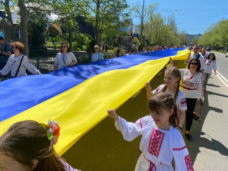 Замість стометрового стяга – фото в мережі: як Чорноморськ та Одеса зустріли День вишиванки